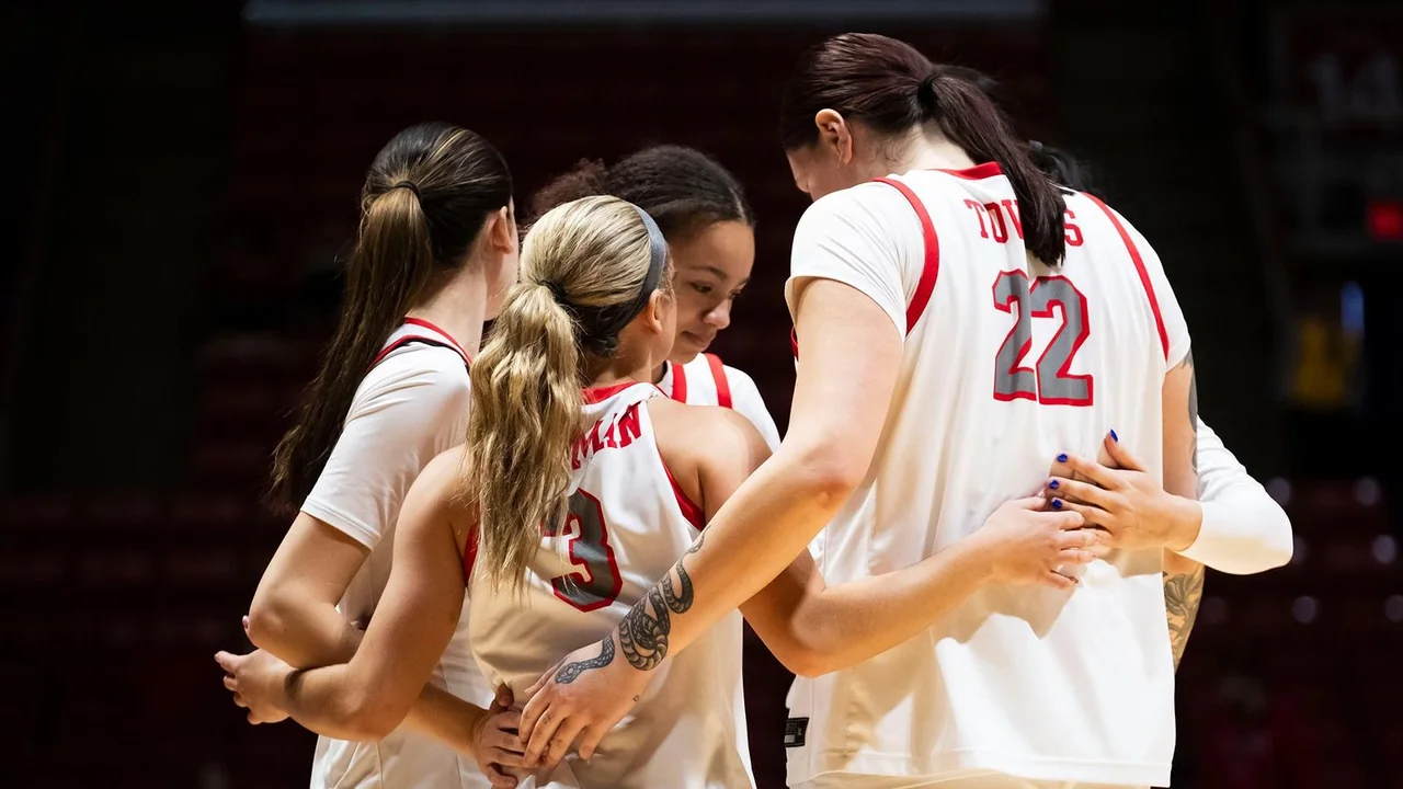 Ball State Cardinals women's basketball: players gathering together on court