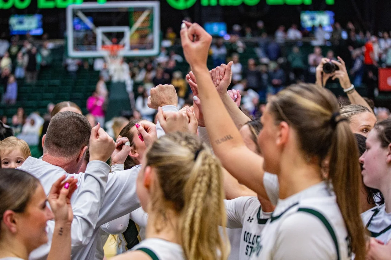 Colorado State Rams women's basketball: players raising their hands together in a huddle