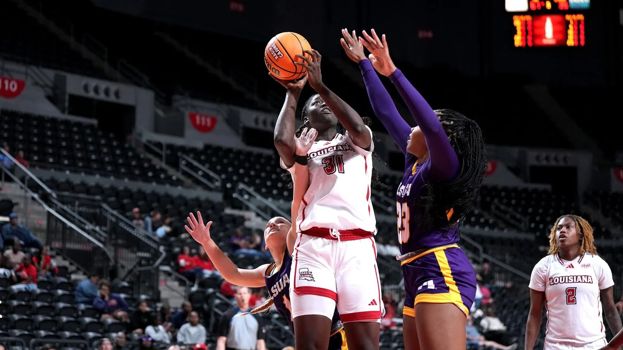 Louisiana Ragin' Cajuns women's basketball: player shooting over a defender near the basket