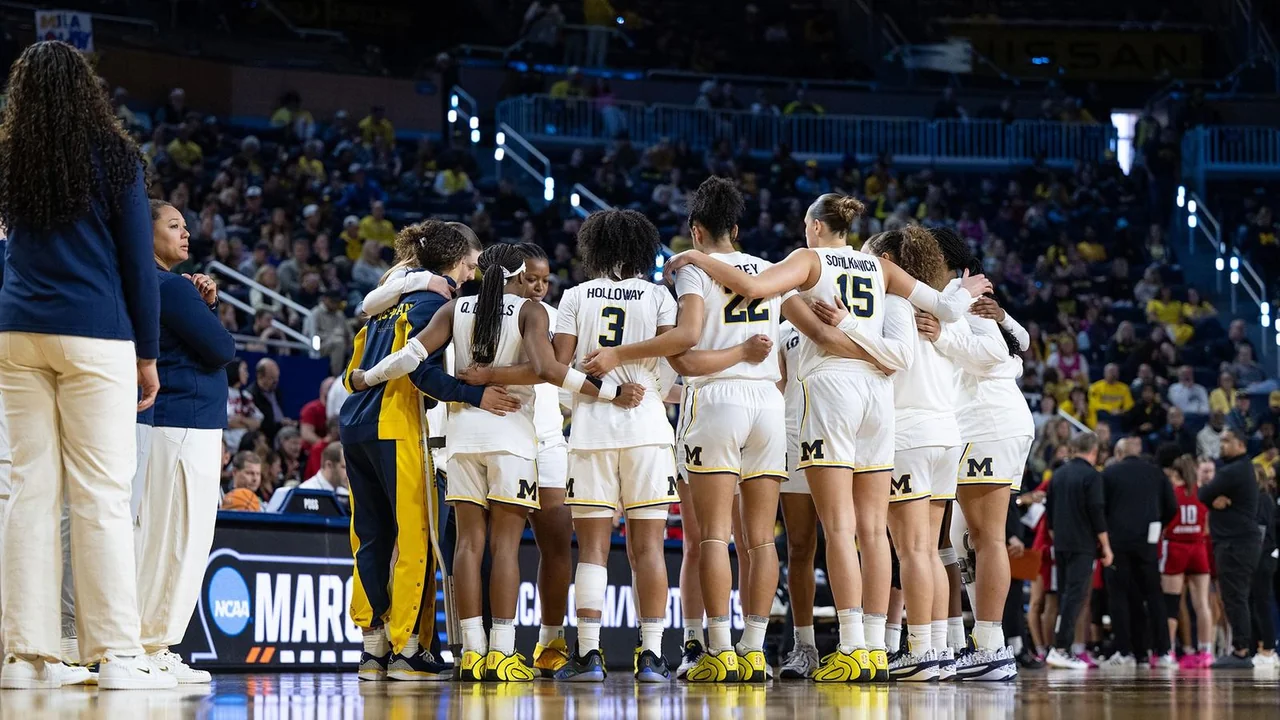 Michigan Wolverines women's basketball: players gathering in a circle during a tournament game