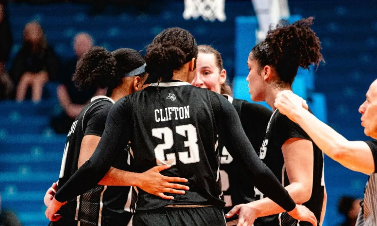 Rice Owls women's basketball: players embracing in a team huddle